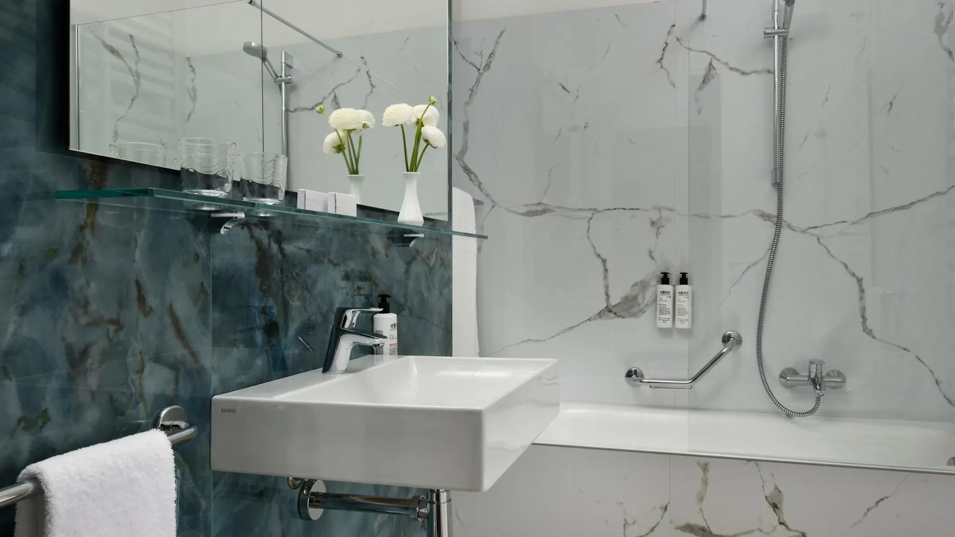 Hotel Continental Wellness & Spa シルミオーネ 4*,  イタリア