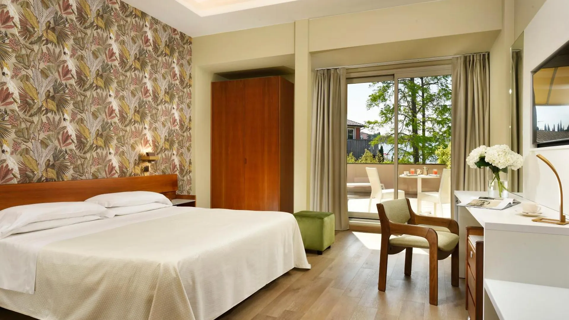 Hotel Continental Wellness & Spa シルミオーネ