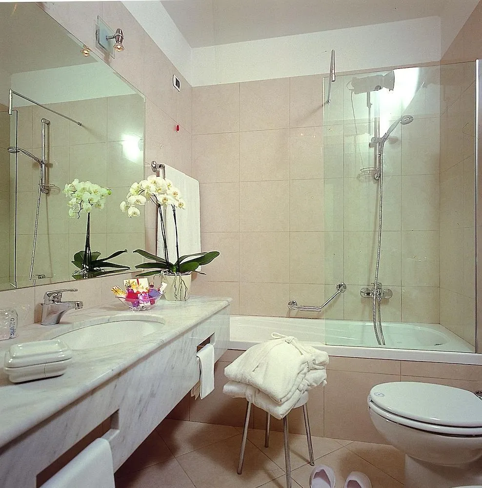 Hotel Continental Wellness & Spa シルミオーネ
